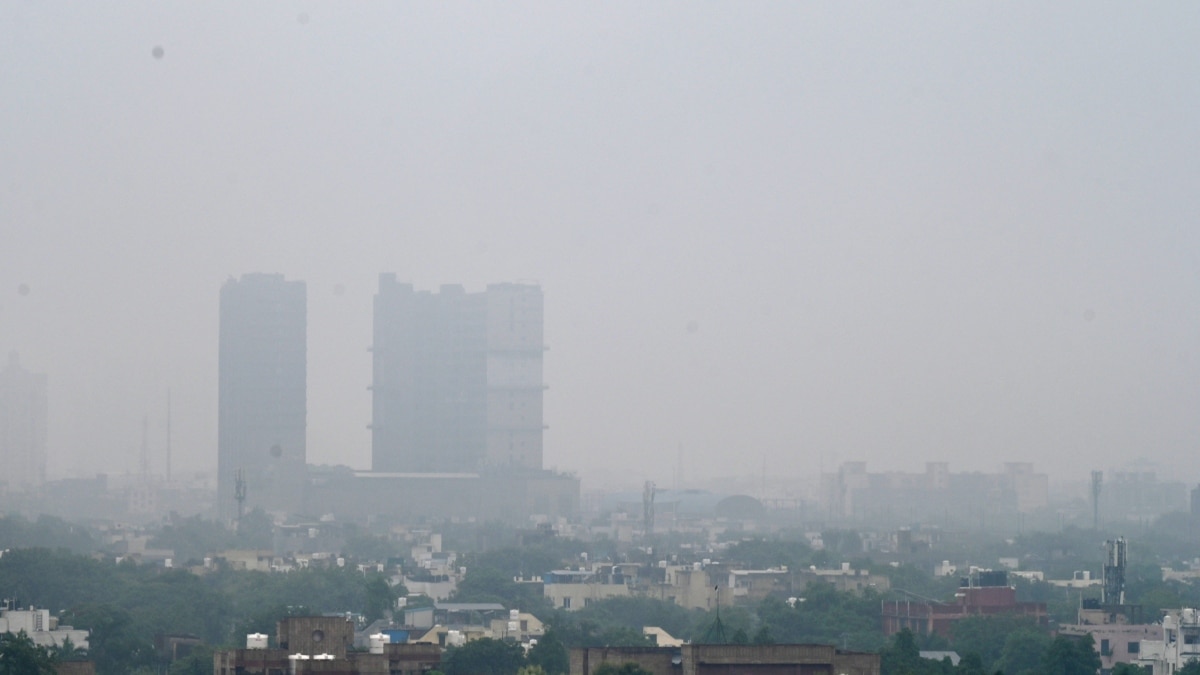 UP Weather: यूपी में बदल रहा मौसम का मूड, दिन में धूप और रात में लग रही है ठंड, जानें IMD का अपडेट